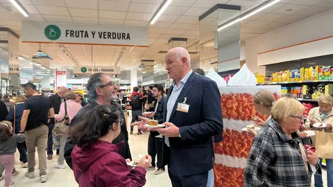 Un momento del 'D&iacute;a de la Tarta' en Consum. (Consum)