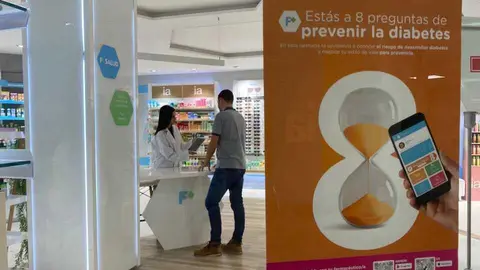 Cartel de la campa&ntilde;a en una de las farmacias de Hefame. (Hefame)