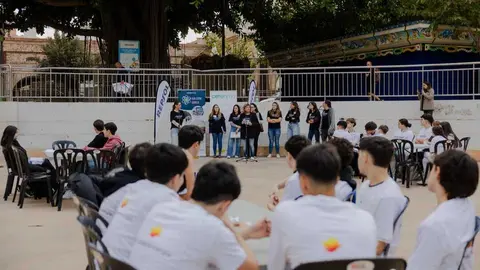 Actividad de Repsol y el Cetenma para despertar vocaciones cient&iacute;ficas en Cartagena. (Repsol)
