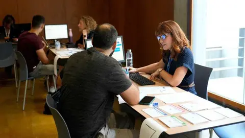Una t&eacute;cnica del SEF asesora a un joven inscrito en el servicio. (CARM)