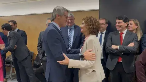 El consejero de Econom&iacute;a, Luis Alberto Mar&iacute;n, saluda a la ministra de Hacienda, Mar&iacute;a Jes&uacute;s Montero. (CARM)