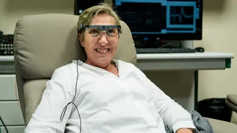 La primera paciente con la que se realizaron ensayos de la neuropr&oacute;tesis visual ya desarrollada por los investigadores del proyecto. (UMH)