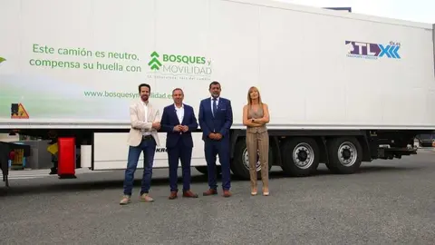 Representantes de TLX y de Bosques y Movilidad sellan la alianza entre ambas compa&ntilde;&iacute;as. (TLX)