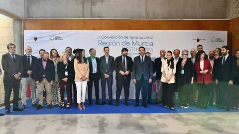 Foto de familia en la segunda Convenci&oacute;n de Turismo de la Regi&oacute;n de Murcia. (CARM)
