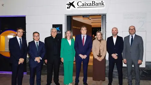 Foto de familia en la inauguraci&oacute;n. (CaixaBank)