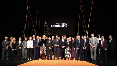 Imagen de familia en la gala de entrega de los Premios Amusal 2025. (CARM)