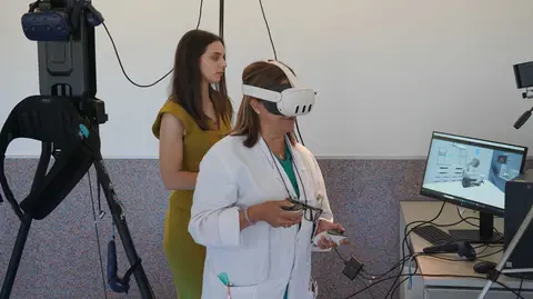 Imagen de una facultativa del Hospital Santa Luc&iacute;a probando el modelo digital del quir&oacute;fano rob&oacute;tico desarrollado por la UPCT. (UPCT)