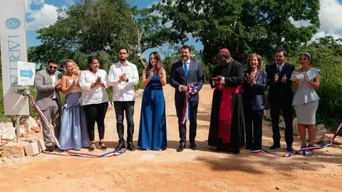 Autoridades durante la inauguraci&oacute;n de Larimar City & Resort. (Agencia Weekend)