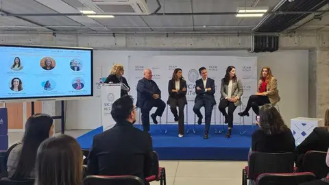 Imagen de la mesa redonda en la que intervino Pilar Balcells. (Hefame)
