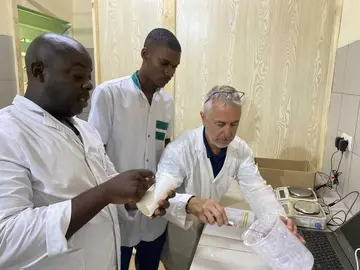 Farmac&eacute;uticos expertos en formulaci&oacute;n, socios de Hefame y voluntarios de Lasemi Cooperaci&oacute;n, participan en la formaci&oacute;n de profesionales locales que se ocupan de la gesti&oacute;n del servicio y la elaboraci&oacute;n de los medicamentos. (Hefame)