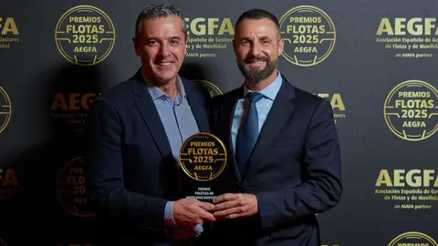 Gabriel Alc&oacute;n, category manager Compras de Grupo Fuertes (izquierda) y Juan Carlos Cambronero, supervisor de Log&iacute;stica de El Pozo Alimentaci&oacute;n (derecha), recogen el premio Flotas 2025. (Grupo Fuertes)