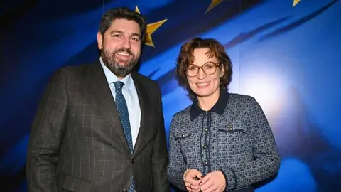 El presidente de la Regi&oacute;n, Fernando L&oacute;pez Miras, reunido con la comisaria de Medio Ambiente, Resiliencia H&iacute;drica y Econom&iacute;a Circular Competitiva, Jessika Roswall, en Bruselas. (CARM)
