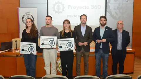 Imagen con los ganadores del Proyecto 360&ordm;. (Fidedigno)