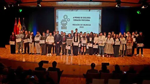 Imagen de familia con los ganadores de la III edici&oacute;n de los Premios de Excelencia de Formaci&oacute;n Profesional en la Regi&oacute;n. (CARM)