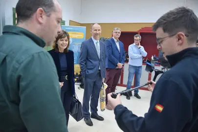 El jefe del equipo Navy Sails ense&ntilde;a a Yolanda Torres y al Rector el equipo de viento que han adquirido con ayuda de la c&aacute;tedra MTorres. (Imagen UPCT)