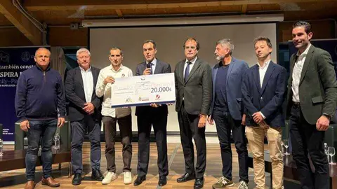 Imagen durante la entrega del cheque. (APC)