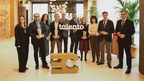 Foto de familia con los galardonados en los Premios al Talento entregados durante la presentaci&oacute;n del balance anual. (Frecom)