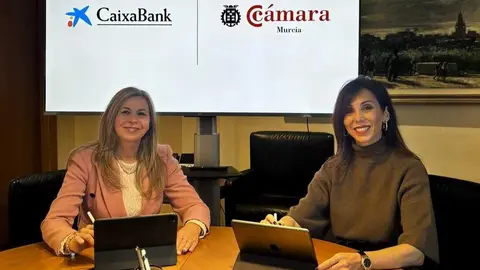 Firma del convenio con la directora territorial de CaixaBank en la Comunidad Valenciana y Regi&oacute;n de Murcia, Olga Garc&iacute;a, y la presidenta de la C&aacute;mara de Comercio de Murcia, Miryam Fuertes. (C&aacute;mara de Comercio de Murcia)