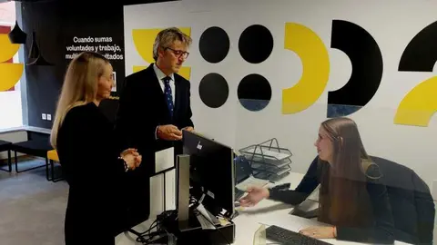 El consejero de Hacienda, Luis Alberto Mar&iacute;n, visita la renovada oficina de la Agencia Tributaria en Ceheg&iacute;n. (CARM)