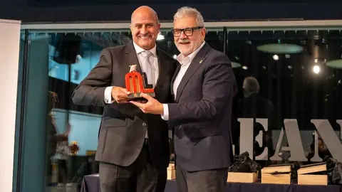 El director de Operaciones de ElPozo Alimentaci&oacute;n, Juan Pedro Florido, recibe el premio PronosPorc de manos de F&eacute;lix Larrosa, alcalde de Lleida y presidente de Mercolleida. (Grupo Fuertes)