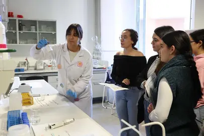 Alumnas observando a una de las cient&iacute;ficas que participa en esta iniciativa para promover las vocaciones STEM. (Imagen UPCT)