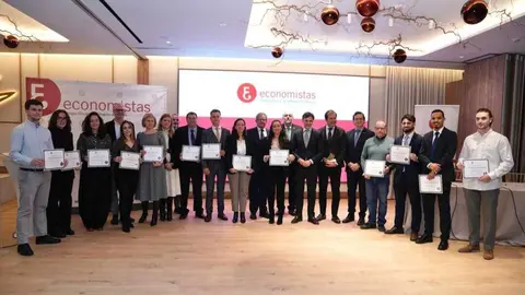Foto de familia durante el acto de entrega del reconocimiento. (Fidedigno)