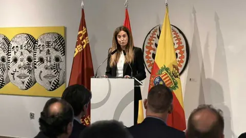 La alcaldesa de Archena, Patricia Fern&aacute;ndfez, presenta el nuevo contrato de limpieza. (Ayuntamiento de Archena)