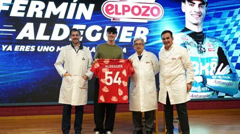 La Direcci&oacute;n de El Pozo Alimentaci&oacute;n, Juan Antonio C&aacute;novas, Jos&eacute; Fuertes y Rafael Fuertes, junto al piloto de MotoGP, Ferm&iacute;n Aldeguer. (El Pozo Alimentaci&oacute;n)