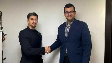 Imagen de la reuni&oacute;n entre Pablo Nario, presidente de AJE Cartagena, y Daniel Collado, responsable de Relaciones Institucionales de la Cofrad&iacute;a del Sant&iacute;simo Cristo de los Pescadores. (AJE Cartagena)