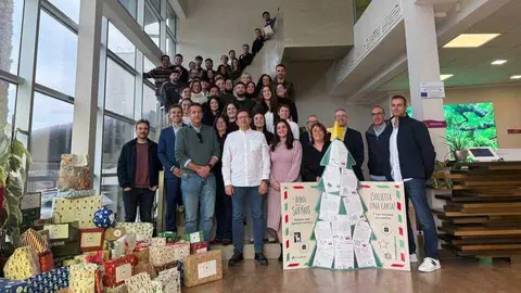 Trabajadores de Moyca junto a los regalos. (Portavoz)