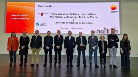 El consejero de Medio Ambiente, Juan Mar&iacute;a V&aacute;zquez, junto a&nbsp;responsables del &lsquo;Technology Lab&rsquo; de Repsol en Madrid. (CARM)