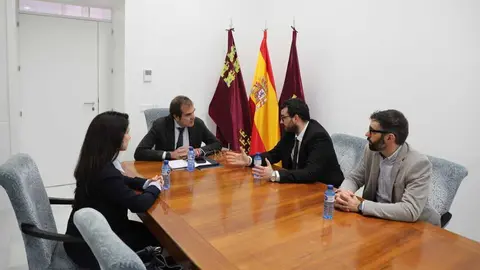Un momento de la reuni&oacute;n entre AJE Cartagena y la APC. (AJE Cartagena)