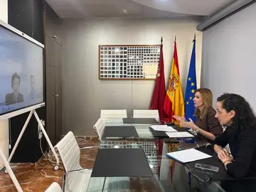 La consejera de Empresa, Empleo y Econom&iacute;a Social, Marisa L&oacute;pez Arag&oacute;n, junto con la secretaria general de la Consejer&iacute;a, Ana Losantos, durante el encuentro telem&aacute;tico. (CARM)
