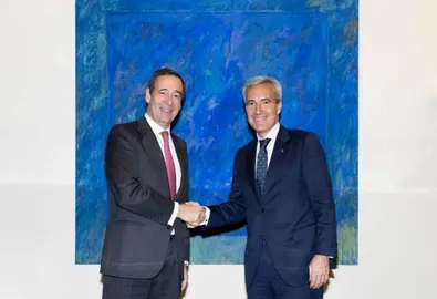Gonzalo Gort&aacute;zar, consejero delegado de CaixaBank, y Alejandro O&ntilde;oro, consejero delegado de ILUNION, en la firma del acuerdo. (CaixaBank)