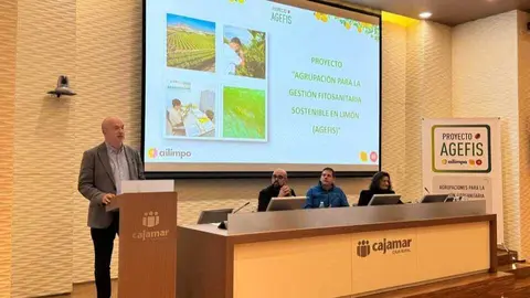 El secretario general de la consejer&iacute;a de Agricultura, Francisco Gonz&aacute;lez Zapater, durante la jornada informativa del proyecto AGEFIS de Ailimpo.&nbsp;(CARM)