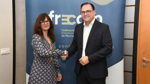 Jos&eacute; Hern&aacute;ndez, presidente de Frecom, y Ana Vanesa Valero, vicerrectora de Formaci&oacute;n Continua de la UMU. (Frecom)