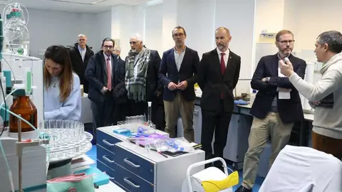 El director de Repsol en Cartagena conversa con el responsable del Servicio de Instrumentaci&oacute;n Tecnol&oacute;gica, junto al rector. (UPCT)