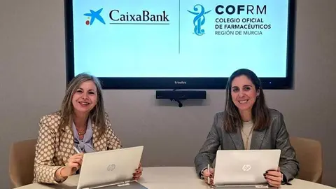 Firma del convenio entre la directora territorial de CaixaBank en la Comunidad Valenciana y Regi&oacute;n de Murcia, Olga Garc&iacute;a, y la presidenta del Colegio Oficial de Farmac&eacute;uticos de la Regi&oacute;n de Murcia, Paula Pay&aacute;. (CaixaBank)