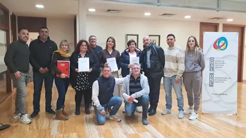 Foto de familia tras la firma del convenio colectivo del transporte de mercanc&iacute;as de la Regi&oacute;n. (FROET)