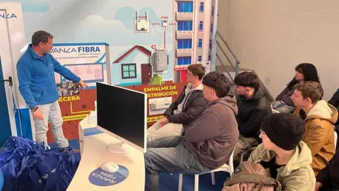 Alumnos del IES Alc&aacute;ntara durante las jornadas de 'Promoci&oacute;n de Nuevos Talentos' de Avanza Fibra. (Avanza Fibra)