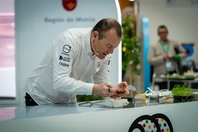 Pablo Gonz&aacute;lez Conejero, durante su demostraci&oacute;n culinaria en el estand de la Regi&oacute;n en Fitur 2026. (CARM)