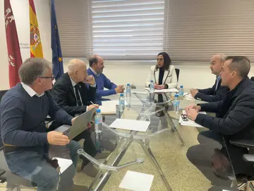 La consejera Sara Rubira se re&uacute;ne con el presidente del Consejo Regulador Quesos de Murcia DOP, Adolfo Falag&aacute;n, y representantes del sector. (CARM)