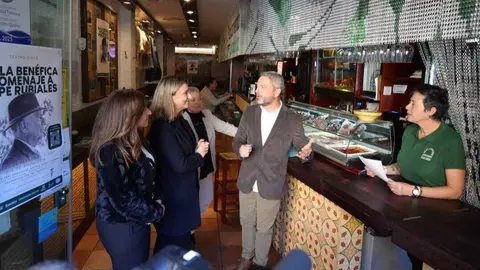 La consejera de Igualdad, Conchita Ruiz, durante su visita al 'Parlamento Andaluz', una de las empresas beneficiarias de las ayudas regionales para implantar planes de igualdad. (CARM)