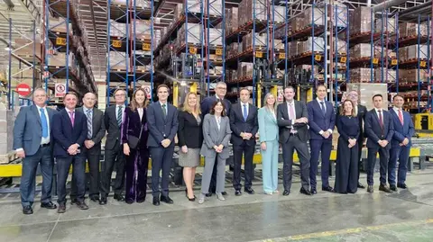 Imagen de familia tras la firma del convenio de colaboraci&oacute;n entre CaixaBank y Hefame. (CaixaBank)