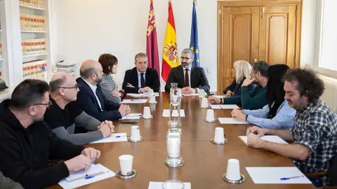 Imagen de la reuni&oacute;n con el Comisionado Especial para la Reindustrializaci&oacute;n del Ministerio de Industria y Turismo, las secretarias generales de UGT y CCOO en la Regi&oacute;n de Murcia y representantes de las empresas auxiliares. (Gob)