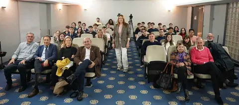 Imagen de familia con los estudiantes participantes en el sexto CEO University. (Ra&uacute;l Alc&aacute;ntara)