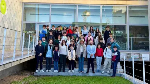 Foto de familia con los alumnos. (CEEIC)