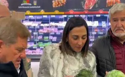 La consejera Sara Rubira visitando un supermercado en Berl&iacute;n junto a representantes de organizaciones del sector agroalimentario regional. (CARM)