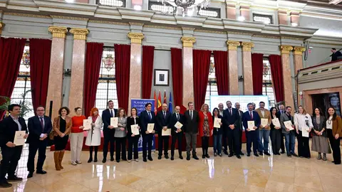 Foto de familia con los representantes de las 15 organizaciones empresariales. (Ayuntamiento de Murcia)