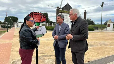 La directora general de Competitividad y Calidad Tur&iacute;sticas, Eva Reverte, con el alcalde de Torre Pacheco, Pedro &Aacute;ngel Roca, junto a la ermita de El Pasico. (CARM)
